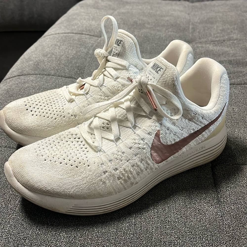Nike women’s tennis shoes